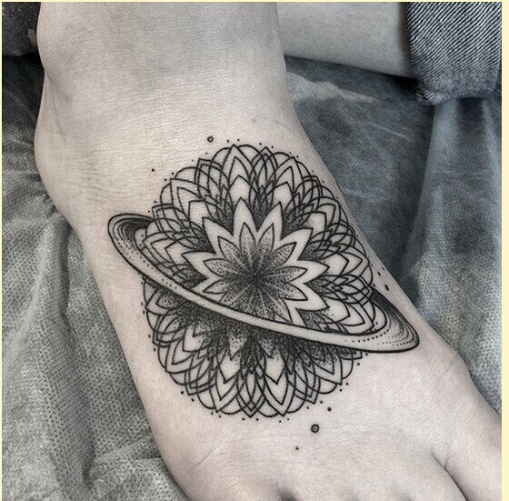 漂亮脚背时尚地球仪纹身图案欣赏图片