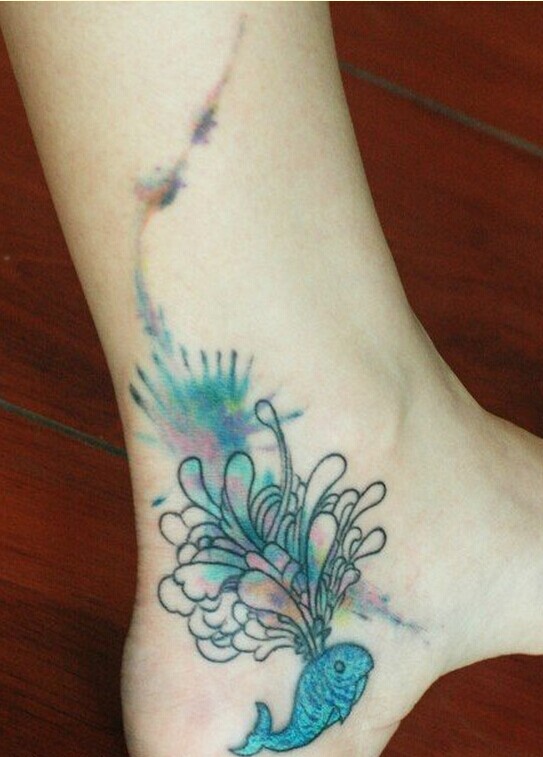 时尚脚踝漂亮彩色泼墨金鱼纹身图片图片