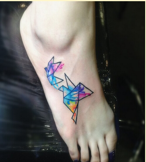 漂亮脚背好看的彩色千纸鹤纹身图案图片