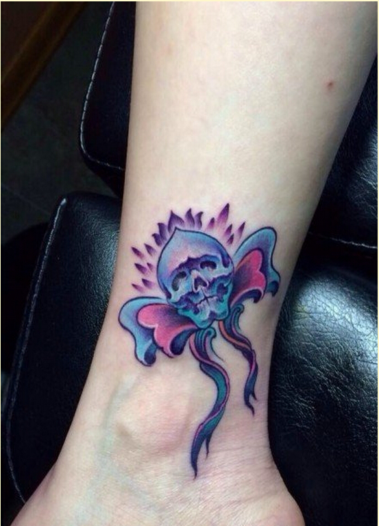 时尚女性脚踝个性彩色骷髅蝴蝶结纹身图片