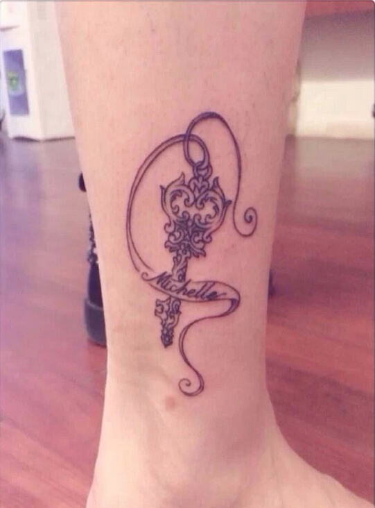 时尚女性脚部好看的钥匙纹身图案图片