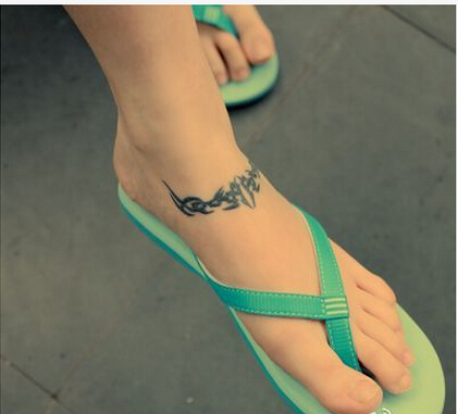 美女脚部漂亮的图腾藤蔓纹身图案图片