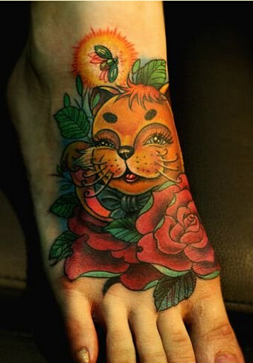 女孩子脚背经典时尚的招财猫玫瑰花纹图片