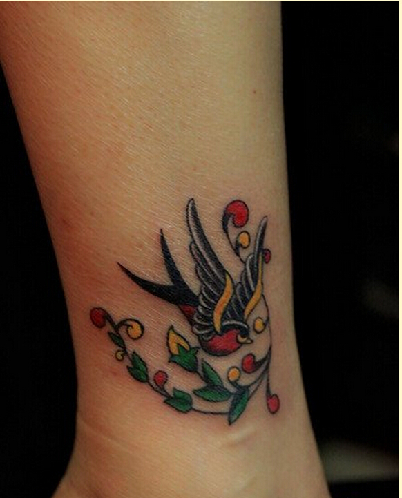 个性时尚脚踝好看的彩色燕子纹身图案图片