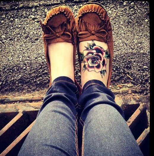 女性脚背漂亮好看的彩色玫瑰花纹身图图片