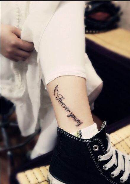 漂亮脚踝时尚经典字母纹身图案  图片