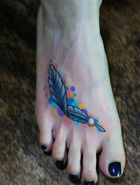 漂亮脚背好看的彩色小羽毛纹身图案  图片