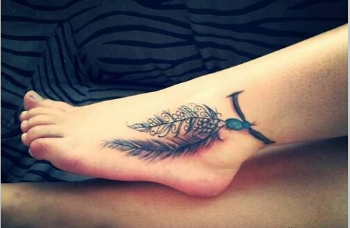 漂亮脚腕上唯美好看的羽毛脚链纹身图图片