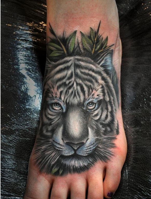 漂亮脚背上一款霸气的老虎纹身图案  图片