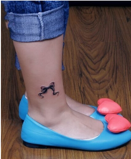 女生脚部可爱好看的蝴蝶结纹身图案 图片