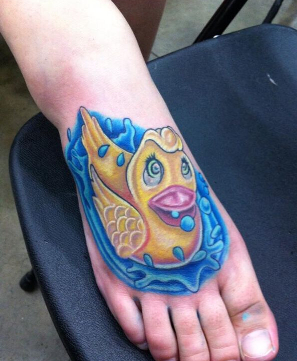 脚背上可爱好看的小黄鸭纹身图案  图片