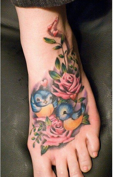 女人脚背唯美好看的玫瑰与小鸟纹身图图片