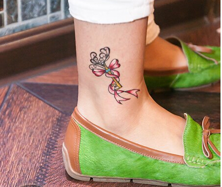 漂亮脚踝时尚好看的蝴蝶结钥匙纹身图图片