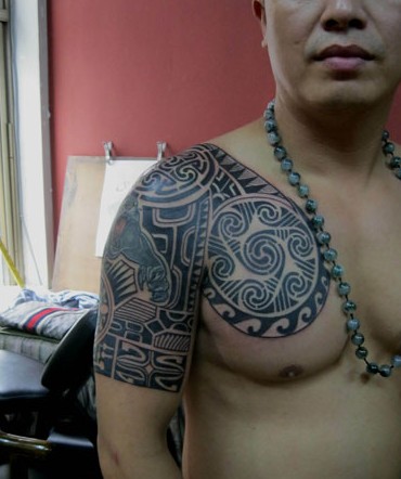 帅气逼人的半甲图腾刺青