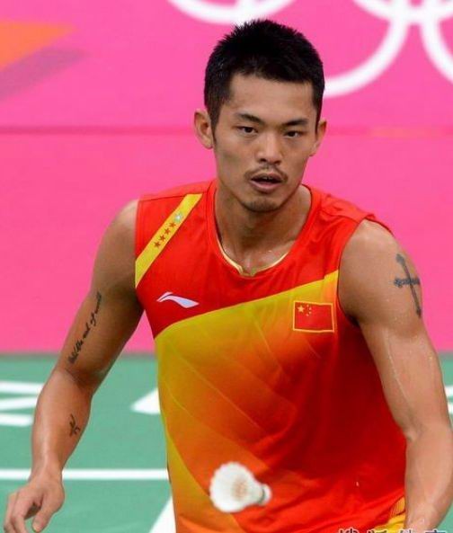 奥运冠军林丹手臂十字架刺青