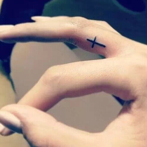 手指小巧特别的十字架刺青