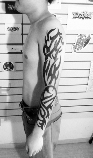 时尚大气的图腾花臂纹身