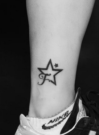 脚踝唯美小巧的图腾纹身