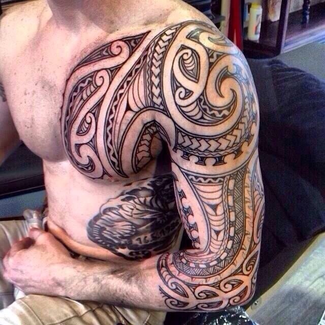 欧美男士帅气的半甲图腾花臂刺青