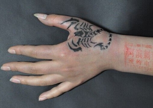 虎口个性的蝎子图腾刺青