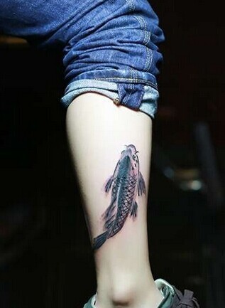 漂亮的水墨鲤鱼纹身