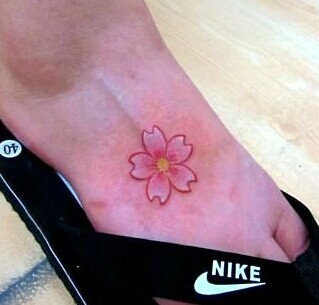 清新漂亮的脚背小花图腾刺青
