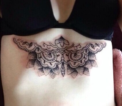 女人胸部个性的图腾纹身