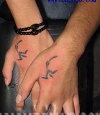 虎口漂亮的情侣图腾刺青