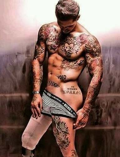 欧美时尚帅哥的花臂纹身