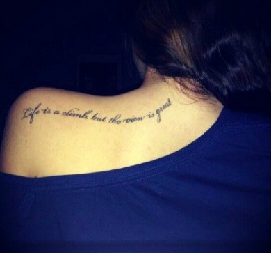 肩部小巧的英文刺青