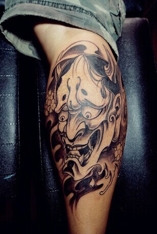 小腿非常个性的般若头像纹身