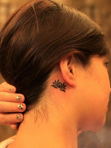 耳朵后面小巧唯美的图腾刺青