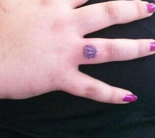 手指清新的钻石纹身