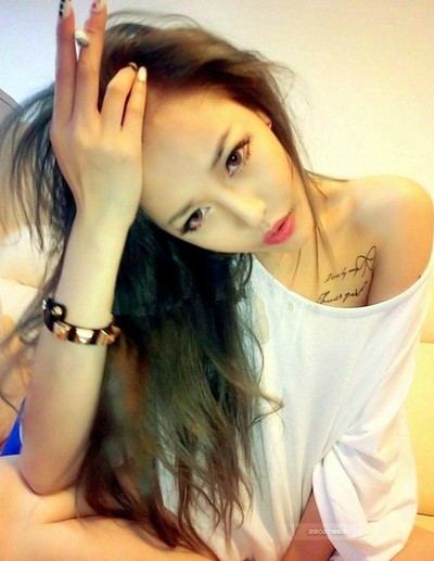 非主流少女的时尚简约英文刺青