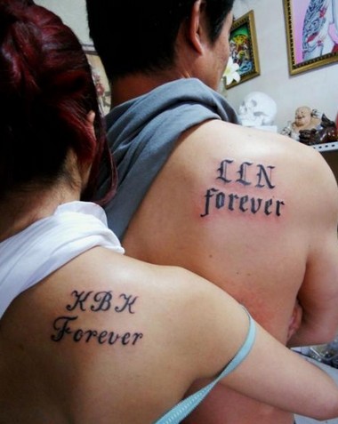 肩部时尚的字母英文情侣刺青