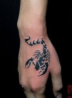 虎口个性的蝎子图腾刺青