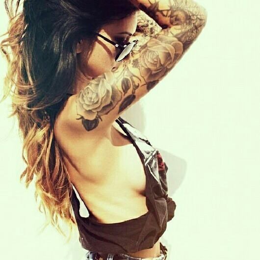 时尚美女的手臂刺青