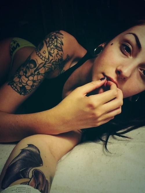 美女腿上手上漂亮的纹身图案