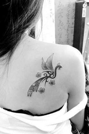 女生肩部时尚的凤凰图腾纹身