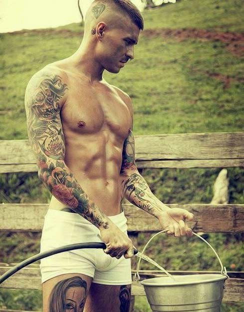 欧美时尚帅哥的花臂纹身