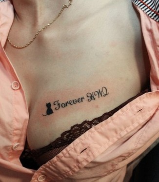 女人胸部性感的英文刺青