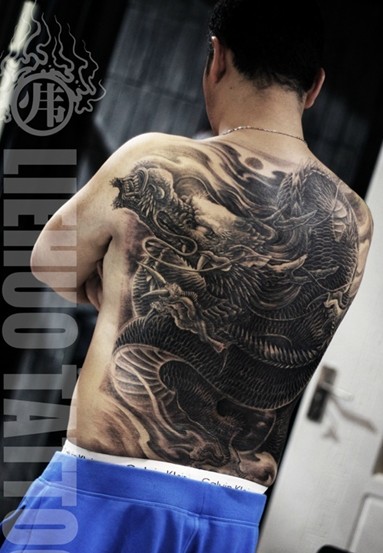 霸气的满背龙纹身