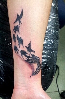 超唯美的手臂羽毛纹身