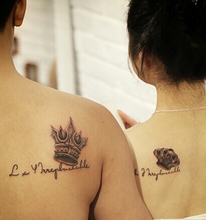 时尚的情侣肩部英文刺青