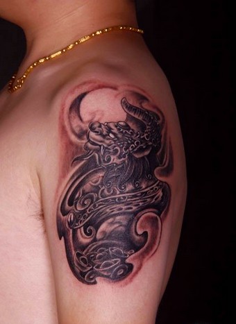 大臂时尚的招财神兽貔貅纹身