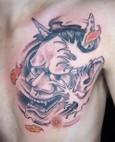 男人胸部个性的般若头像刺青