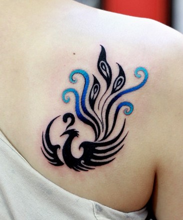 女生肩部时尚的凤凰图腾纹身