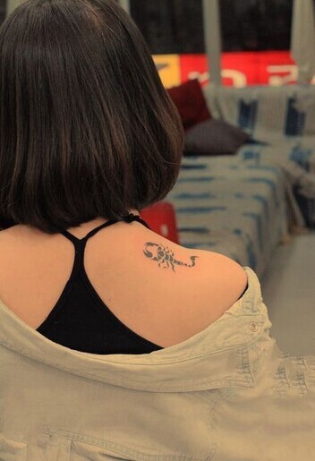 肩部时尚的蝎子图腾纹身