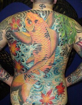 传统经典的满背鲤鱼刺青