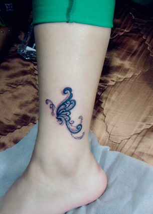 漂亮唯美的脚踝蝴蝶刺青